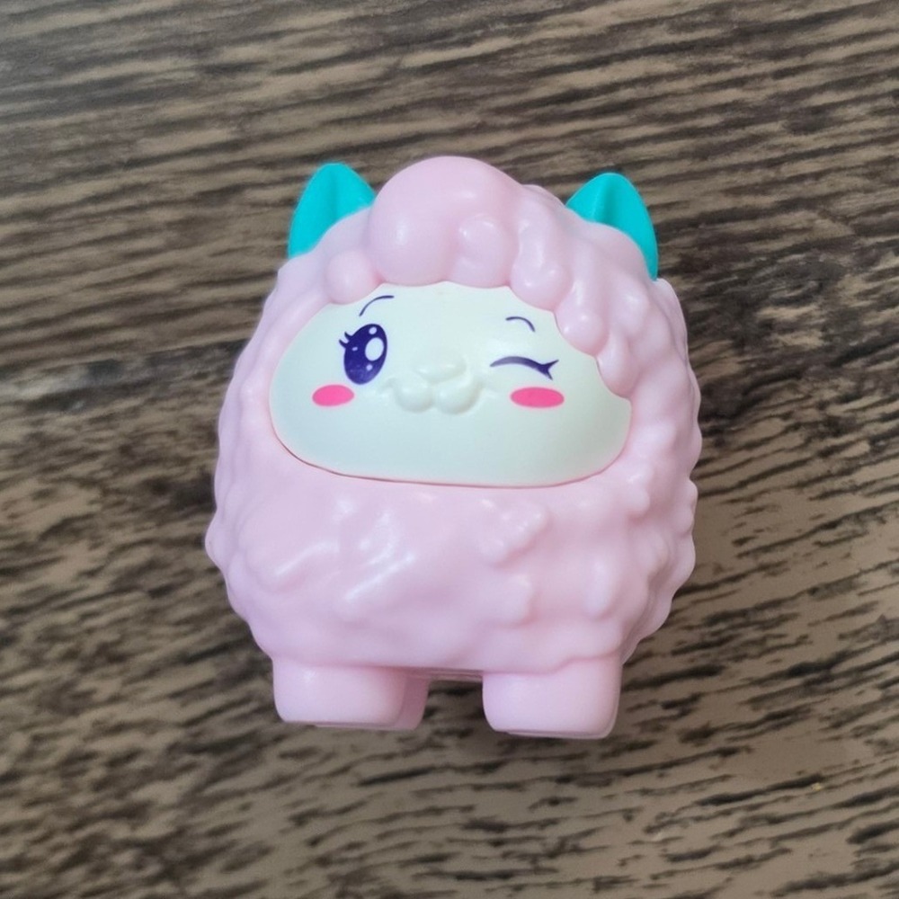 MOOSE TOYS Pikmi Pops Figure Kids Small Pink Winking Llama Charm Style Series